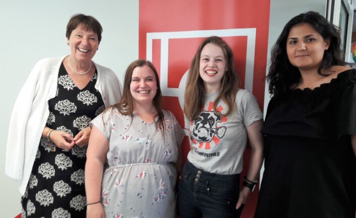Ordfører Marianne Borgen (til v.) sammen med tre av de som utfører bedriftsbesøkene i sommer. Fra venstre, Charlott Pedersen, Julia Sofie Rosseland Hansen og Sarah Gaulin. Foto: Anders Høilund Ordfører Marianne Borgen (til v.) sammen med tre av de som utfører bedriftsbesøkene i sommer. Fra venstre, Charlott Pedersen, Julia Sofie Rosseland Hansen og Sarah Gaulin. Foto: Anders Høilund