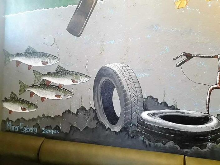 Fisken i Akerselva trives blant bildekk og skrot i veggmaleriet laget av Maren Egeberg på nye Brewgata i Brugata. Foto: Émilie Pascale Bloin Helgheim Fisken i Akerselva trives blant bildekk og skrot i veggmaleriet laget av Maren Egeberg på nye Brewgata i Brugata. Foto: Émilie Pascale Bloin Helgheim