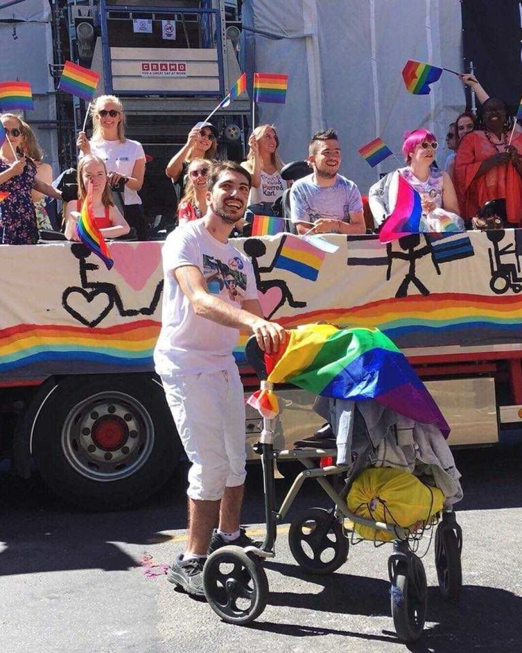 En fargeeksplosjon med glade mennesker i et strålende vær. Pride-paraden 2018 ble slik alle har drømt om. Foto: Oslo Pride En fargeeksplosjon med glade mennesker i et strålende vær. Pride-paraden 2018 ble slik alle har drømt om. Foto: Oslo Pride