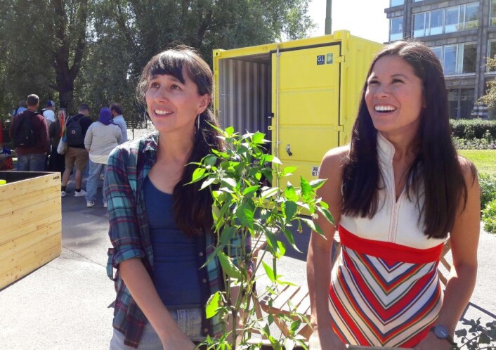 Byråd for miljø og samferdsel, Lan Marie Berg (th) ønsket nytt liv i Vaterlandsparken, og rådgiver i urbant landbruk i bymiljøetaten, Romy Ortz har hatt ansvaret for gjennomføringen av prosjektet. Foto: Anders Høilund Byråd for miljø og samferdsel, Lan Marie Berg (th) ønsket nytt liv i Vaterlandsparken, og rådgiver i urbant landbruk i bymiljøetaten, Romy Ortz har hatt ansvaret for gjennomføringen av prosjektet. Foto: Anders Høilund