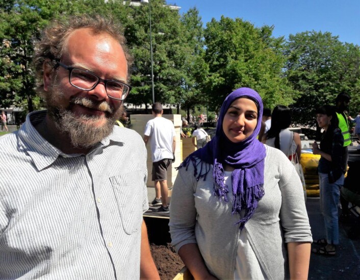Leo Rygnestad og Saba Hussein, henholdsvis fra bydelene Gamle Oslo og Grünerløkka har rekruttert ungdom til sommerjobbene. På søndag var det kaffekoking og svelesteking som var deres oppgave. Foto: Anders Høilund Leo Rygnestad og Saba Hussein, henholdsvis fra bydelene Gamle Oslo og Grünerløkka har rekruttert ungdom til sommerjobbene. På søndag var det kaffekoking og svelesteking som var deres oppgave. Foto: Anders Høilund