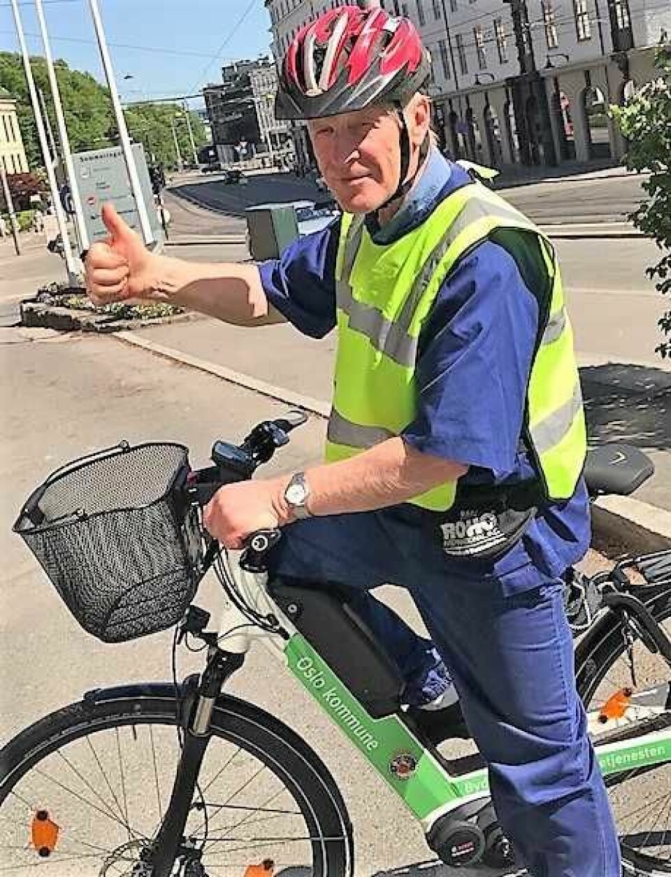 Sykepleier Jon Skaro er godt fornøyd med å bruke elsykkel på jobb. Foto: Bydel Frogner