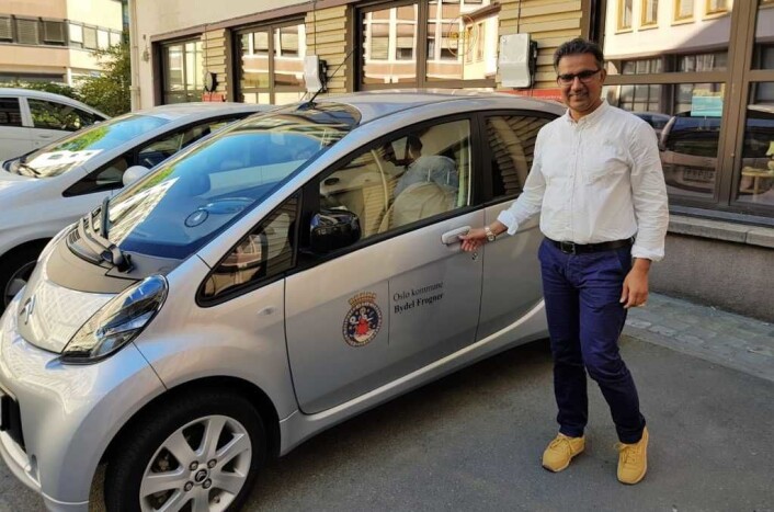 Seksjonsleder for hjemmetjenesten i bydel Frogner, Ansar Gondal, vil ikke helt kvitte seg med de lett gjenkjennelige bilene tjenesten disponerer. Foto: Christian Boger Seksjonsleder for hjemmetjenesten i bydel Frogner, Ansar Gondal, vil ikke helt kvitte seg med de lett gjenkjennelige bilene tjenesten disponerer. Foto: Christian Boger