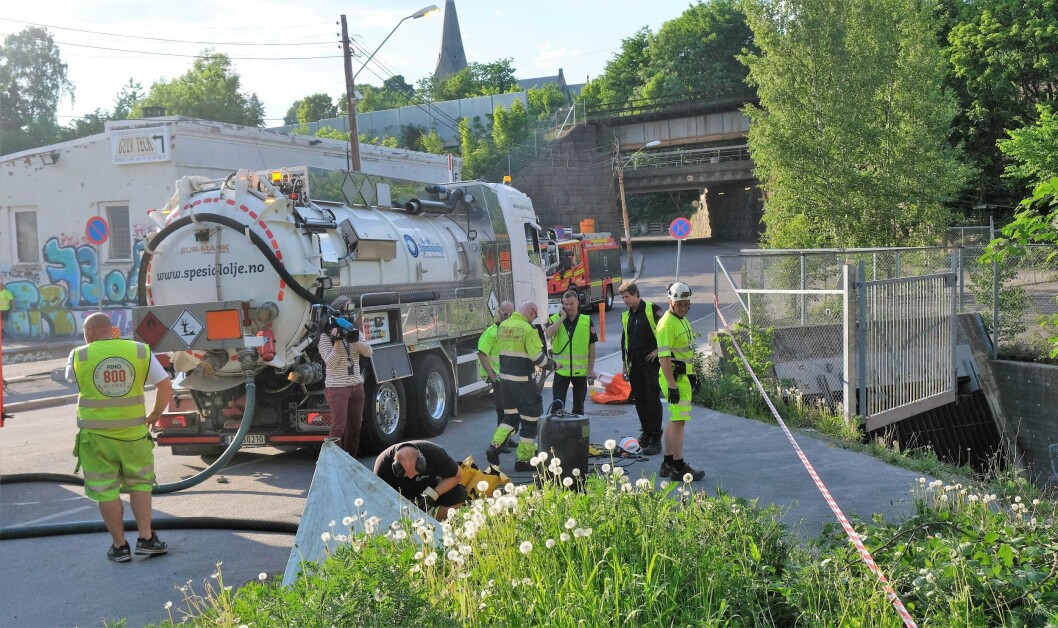 I slutten av mai rant 28.000 liter fyringsolje rett ut i Alnaelva og videre ut i fjorden. Foto: Christian Boger I slutten av mai rant 28.000 liter fyringsolje rett ut i Alnaelva og videre ut i fjorden. Foto: Christian Boger