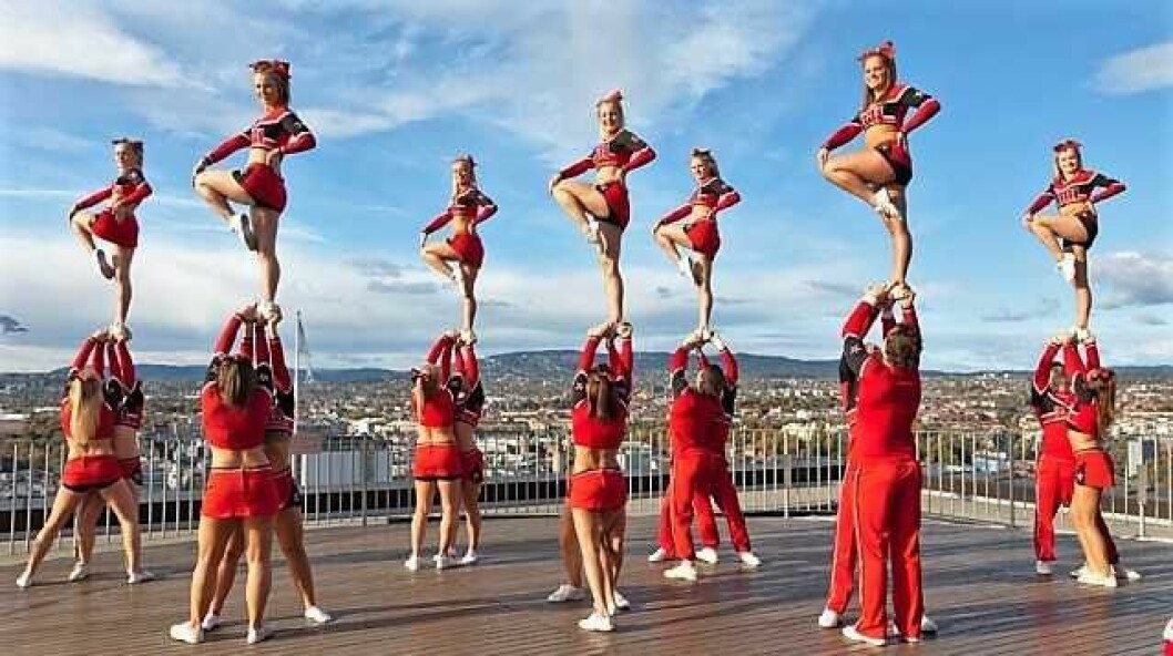 Cheerleading er spektakulært enten det er konkurranse eller oppvisning. Her er Viqueens på toppen av Postgirobygget i Oslo. Foto: Viqueens