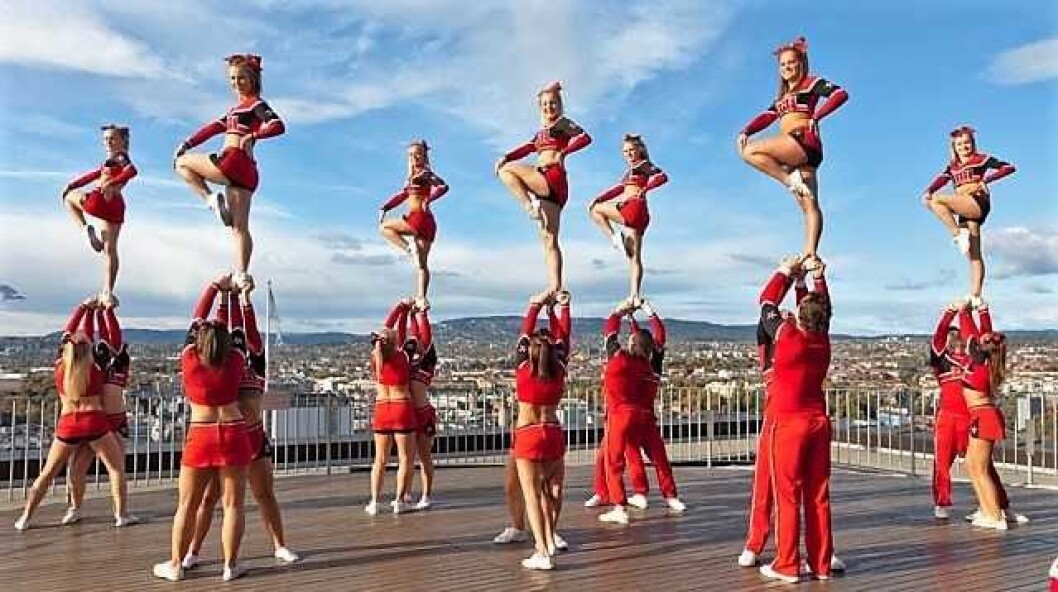 Cheerleading er spektakulært enten det er konkurranse eller oppvisning. Her er Viqueens på toppen av Postgirobygget i Oslo. Foto: Viqueens Cheerleading er spektakulært enten det er konkurranse eller oppvisning. Her er Viqueens på toppen av Postgirobygget i Oslo. Foto: Viqueens