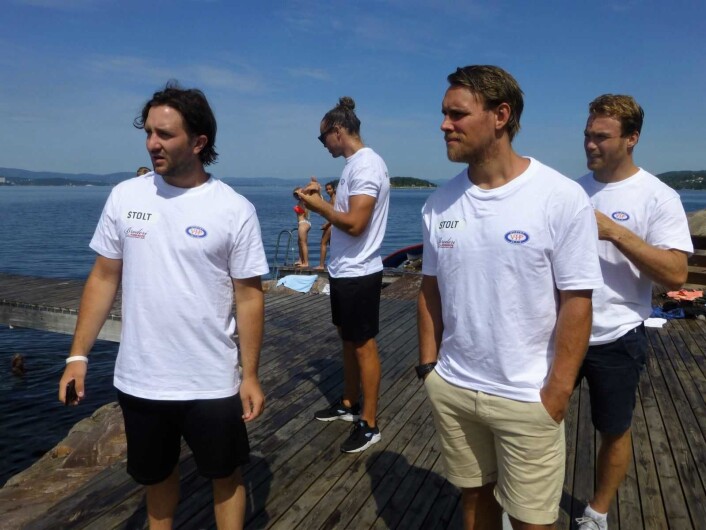 Vålerenga ishockey storkoste seg i sola da de besøkte Kreftforeningens sommerleir i Oslofjorden. Foto: Arnsten Linstad Vålerenga ishockey storkoste seg i sola da de besøkte Kreftforeningens sommerleir i Oslofjorden. Foto: Arnsten Linstad
