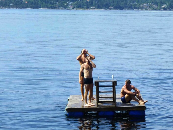 Sommeren viste seg fra sin beste side under ukas opphold på Lågøya. Både hockeygutta og ungdommene kjølte seg ned i vannet. Foto: Katarina Nordam