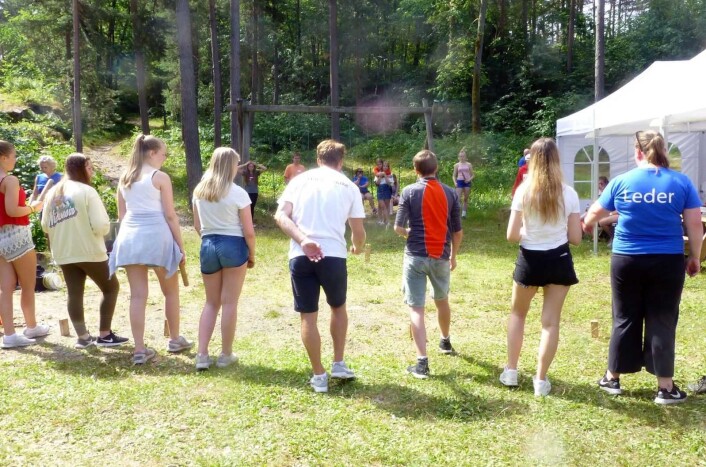 Jonas Oppøyen fikk prøvd seg på Kubb sammen med ungdommene. Foto: Katarina Nordam Jonas Oppøyen fikk prøvd seg på Kubb sammen med ungdommene. Foto: Katarina Nordam