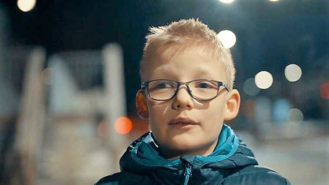 Petter ser veldig dårlig, og er avhengig av skyss for å komme seg trygt til og fra skolen. Foto fra Blindeforbundets video "Ser du meg" Petter ser veldig dårlig, og er avhengig av skyss for å komme seg trygt til og fra skolen. Foto fra Blindeforbundets video "Ser du meg"