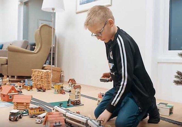 Ti år gamle Petter planlegger som regel ikke to dager i forveien om han vil ha med en venn hjem fra skolen. Foto fra Blindeforbundets video "Ser du meg" Ti år gamle Petter planlegger som regel ikke to dager i forveien om han vil ha med en venn hjem fra skolen. Foto fra Blindeforbundets video "Ser du meg"