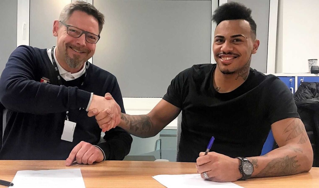 Stopperkjempen Felipe carvalho signerte torsdag ny treårskontrakt med Vålerenga Fotball. Her med daglig leder Erik Espeseth under signeringen av kontrakt før årets sesong. Foto: Vålerenga Fotball Stopperkjempen Felipe carvalho signerte torsdag ny treårskontrakt med Vålerenga Fotball. Her med daglig leder Erik Espeseth under signeringen av kontrakt før årets sesong. Foto: Vålerenga Fotball