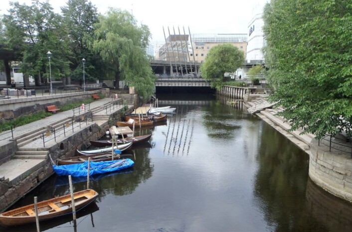 Nedenfor Vaterlands bru ligger de hvite båtene klare for å frakte gamle og unge Oslo-folk og turister ut på fjorden. Foto: Anders Høilund Nedenfor Vaterlands bru ligger de hvite båtene klare for å frakte gamle og unge Oslo-folk og turister ut på fjorden. Foto: Anders Høilund
