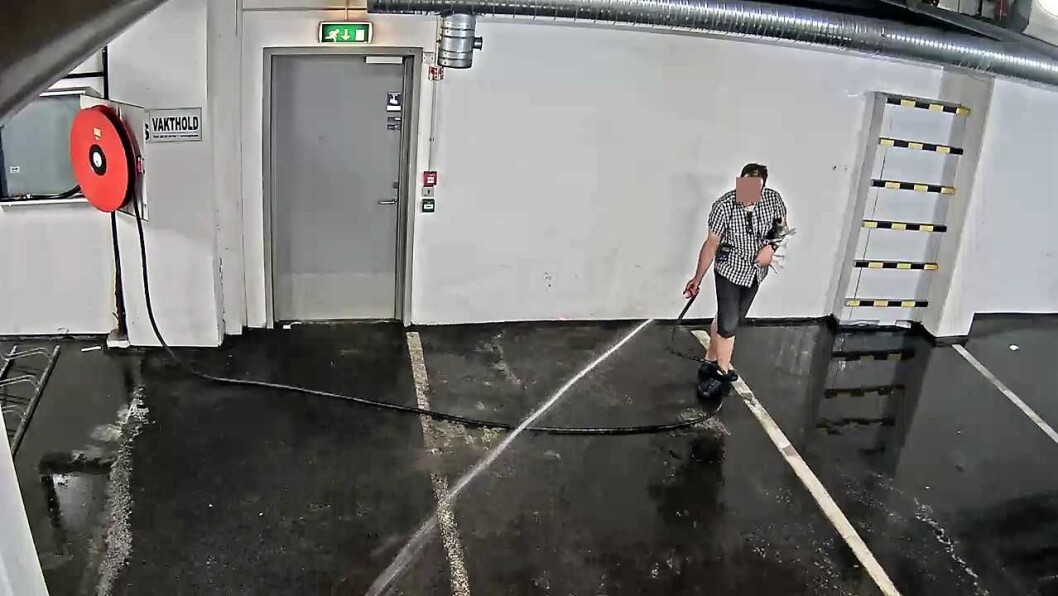 Gang etter gang stilte mannen seg opp med brannslangen og lot vannet fosse ut. Foto: Ringnes Park Vest Gang etter gang stilte mannen seg opp med brannslangen og lot vannet fosse ut. Foto: Ringnes Park Vest