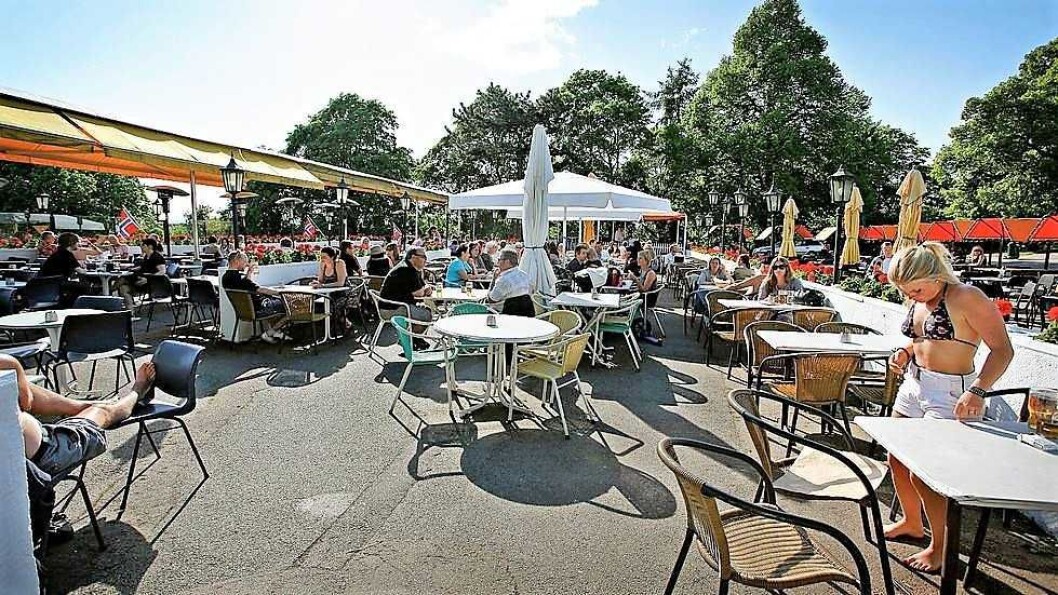 Uteserveringen på St. Hanshaugen tidligere år. Så langt i sommer har det vært stengt, til tross for det strålende været. Foto: St. Hanshaugen uteservering Uteserveringen på St. Hanshaugen tidligere år. Så langt i sommer har det vært stengt, til tross for det strålende været. Foto: St. Hanshaugen uteservering