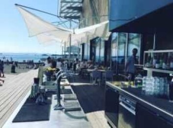 På Astrup Fearnley-museet og Tjuvholmen finner du også Vingen bar. Her kan du nyte både folkelivet og indre Oslofjord. Foto: Astrup Fearnley-museet På Astrup Fearnley-museet og Tjuvholmen finner du også Vingen bar. Her kan du nyte både folkelivet og indre Oslofjord. Foto: Astrup Fearnley-museet