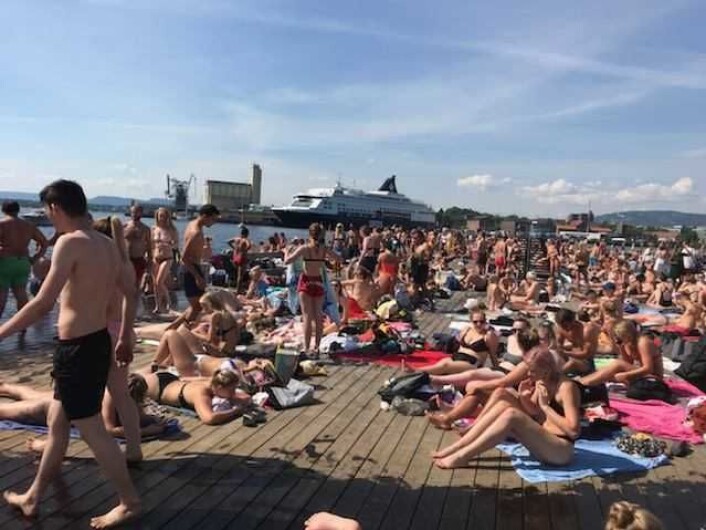 Sørenga sjøbad er blitt Oslos desidert mest populære badeplass. I sommer har det vært festivalaktige tilstander forteller naboer til badeplassen. Foto: Morten Steenstrup Sørenga sjøbad er blitt Oslos desidert mest populære badeplass. I sommer har det vært festivalaktige tilstander forteller naboer til badeplassen. Foto: Morten Steenstrup