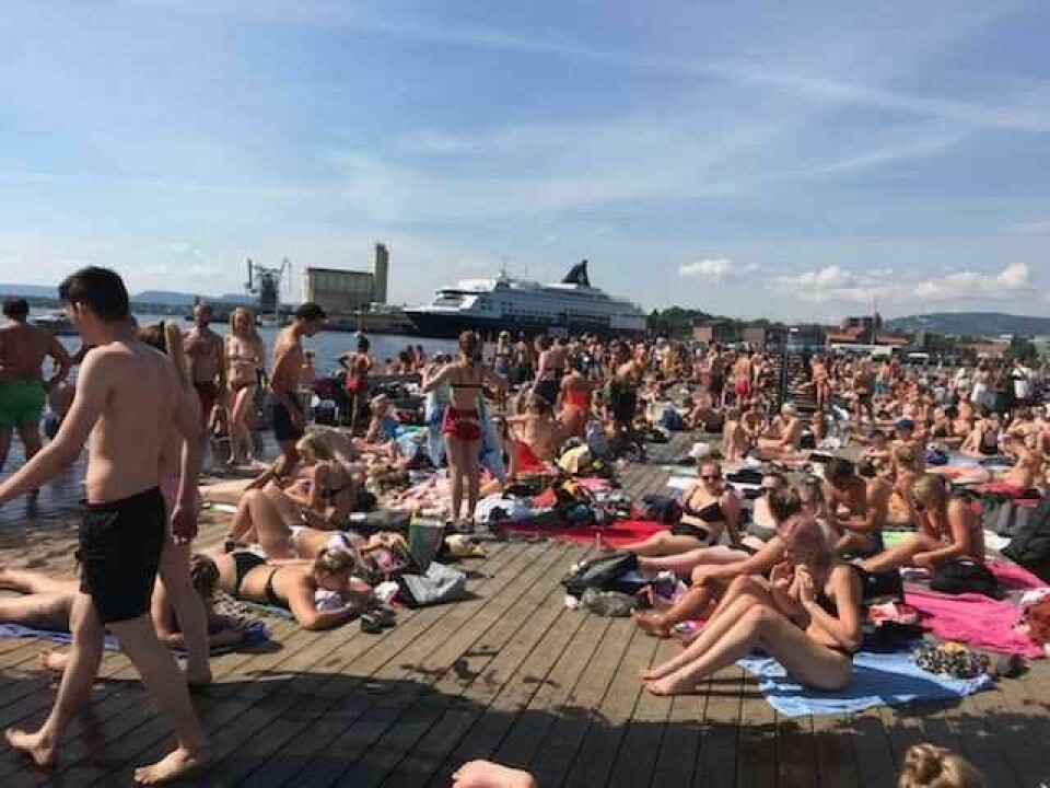 Sørenga sjøbad er blitt Oslos desidert mest populære badeplass. I sommer har det vært festivalaktige tilstander forteller naboer til badeplassen. Foto: Morten Steenstrup
