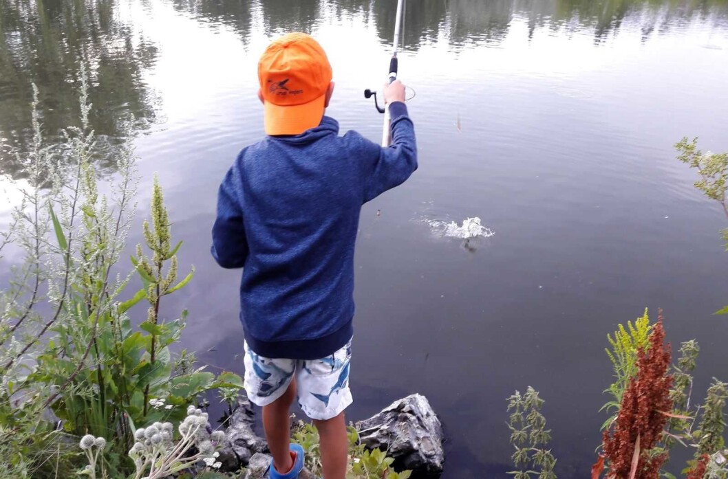 Så lett er det å få fisk når du lærer av noen som kan. Urban Anglers på tur til Smedstaddammen. Foto: Anders Høilund Så lett er det å få fisk når du lærer av noen som kan. Urban Anglers på tur til Smedstaddammen. Foto: Anders Høilund