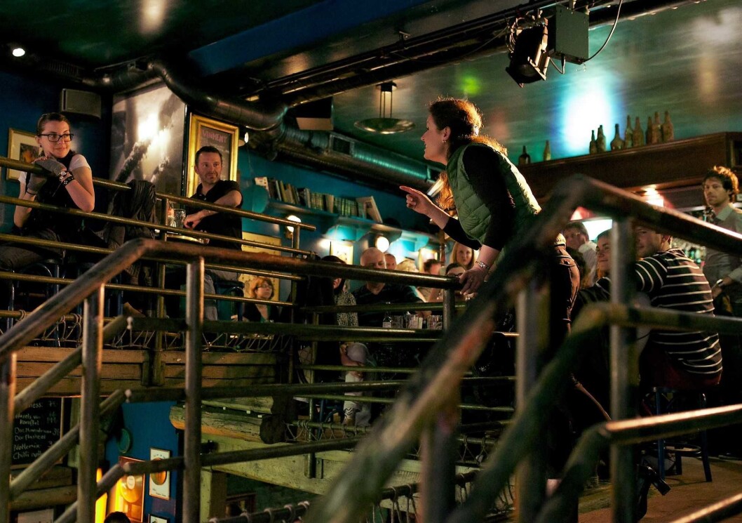 Mezzosopranen Gro Bente Kjellevold synger til heldige pubgjester på Underwater Pub. Foto: Underwater Pub Mezzosopranen Gro Bente Kjellevold synger til heldige pubgjester på Underwater Pub. Foto: Underwater Pub