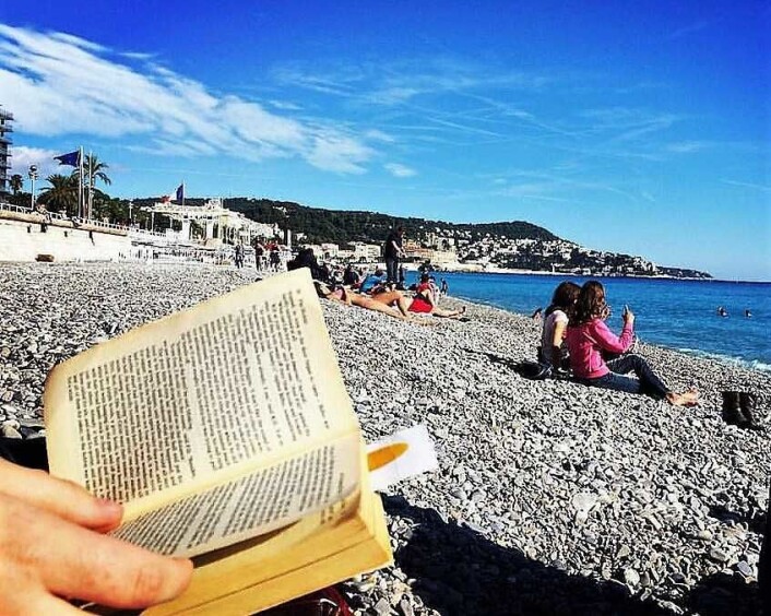 Strandliv og en god bok går gjerne hånd i hånd. Foto: UpSticksNGo Crew / Flickr Strandliv og en god bok går gjerne hånd i hånd. Foto: UpSticksNGo Crew / Flickr