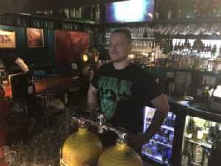 Alexander Gyhlesten i baren på Underwater Pub. Men selv ikke Hulk kan redde Underwater, ser det ut til. Foto: Stian Maurveg Alexander Gyhlesten i baren på Underwater Pub. Men selv ikke Hulk kan redde Underwater, ser det ut til. Foto: Stian Maurveg
