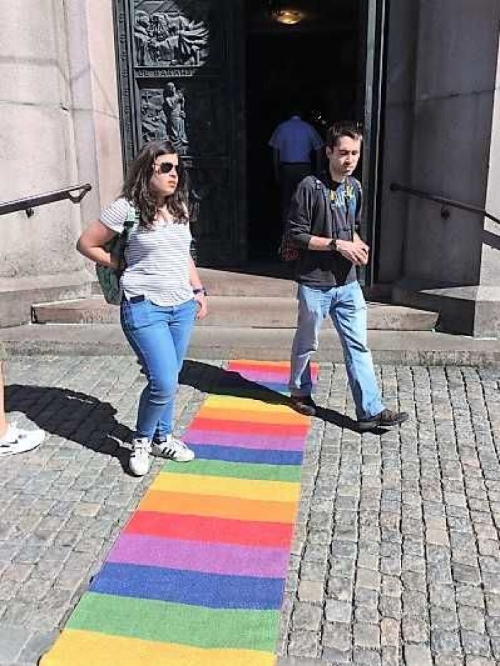 Den røde løperen var skiftet ut med en regnbuesløper under gudstjenesten i Domkirken da Oslo Pride ble arrangert. Foto: Kjersti Opstad Den røde løperen var skiftet ut med en regnbuesløper under gudstjenesten i Domkirken da Oslo Pride ble arrangert. Foto: Kjersti Opstad