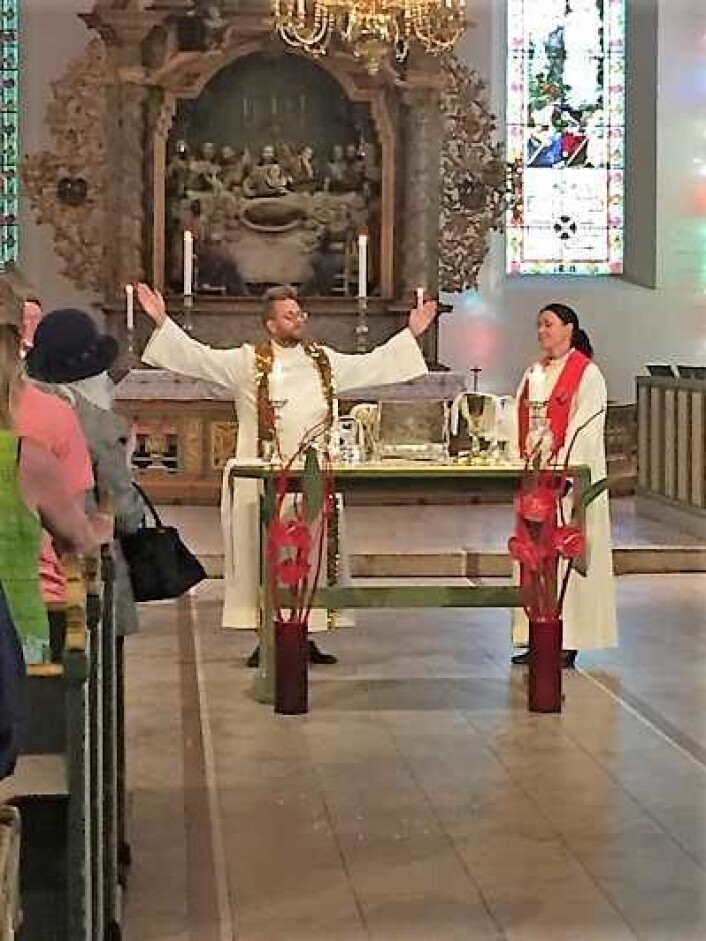 Prest Petter Normann Dille og Domkirken holdt en spesiell messe da Oslo Pride ble arrangert. Foto: Kjersti Opstad Prest Petter Normann Dille og Domkirken holdt en spesiell messe da Oslo Pride ble arrangert. Foto: Kjersti Opstad