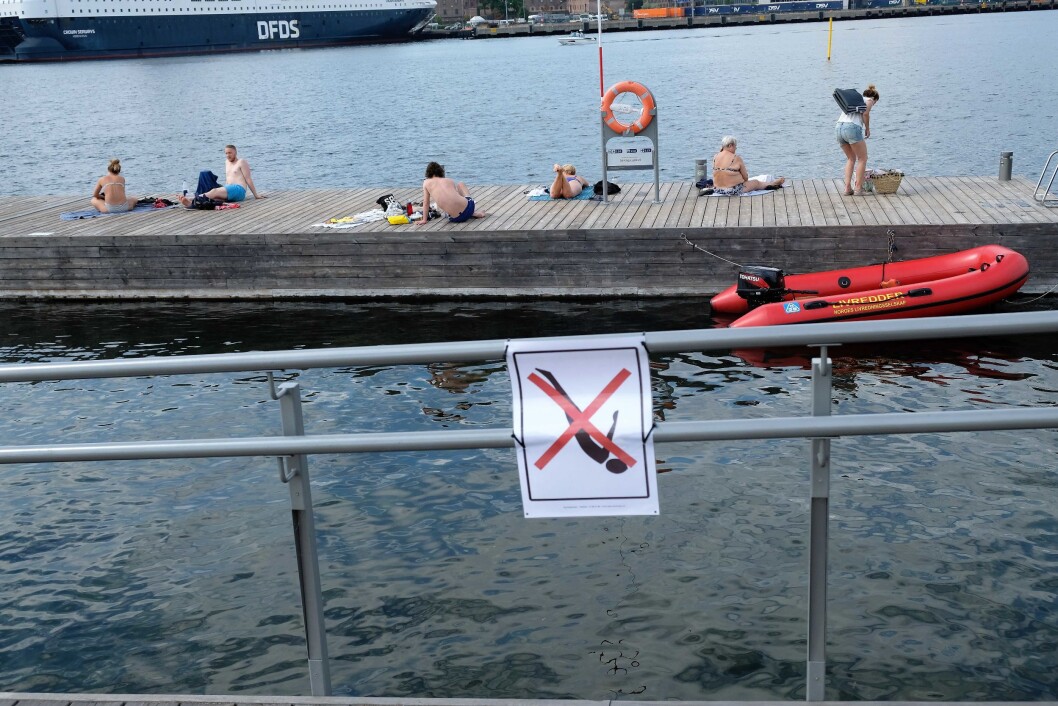 Etter helgens badeulykke på Sørenga har det komet opp forbudsskilt mot stuping på grunt vann. Flere sikringstiltak vil ikke bli iverksatt. Foto: Christian Boger Etter helgens badeulykke på Sørenga har det komet opp forbudsskilt mot stuping på grunt vann. Flere sikringstiltak vil ikke bli iverksatt. Foto: Christian Boger