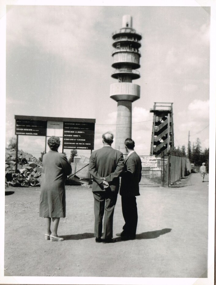 Bildet av Tryvannstårnet under bygging i 1961 er tatt av en ukjent forograf. Til høyre ser man tårnet som ble revet da dagens tårn sto ferdig året etter. Bildet av Tryvannstårnet under bygging i 1961 er tatt av en ukjent forograf. Til høyre ser man tårnet som ble revet da dagens tårn sto ferdig året etter.