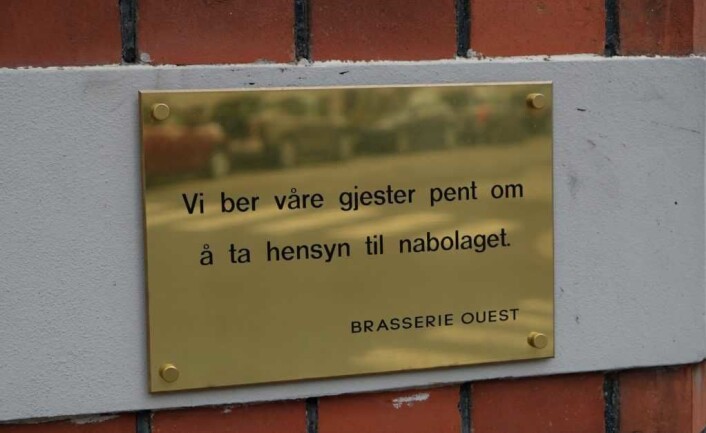 Brasseri Ouest har satt opp skilt for å få kundene på uteserveringen til å ta hensyn til naboene i strøket. Foto: Christian Boger Brasseri Ouest har satt opp skilt for å få kundene på uteserveringen til å ta hensyn til naboene i strøket. Foto: Christian Boger