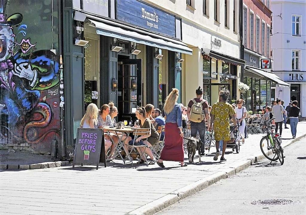 Uteservering i dagens Thorvald Meyers gate. I fremtiden skal midtre del av gata få bredere fortau. Foto: VisitOslo/Tord Baklund Uteservering i dagens Thorvald Meyers gate. I fremtiden skal midtre del av gata få bredere fortau. Foto: VisitOslo/Tord Baklund