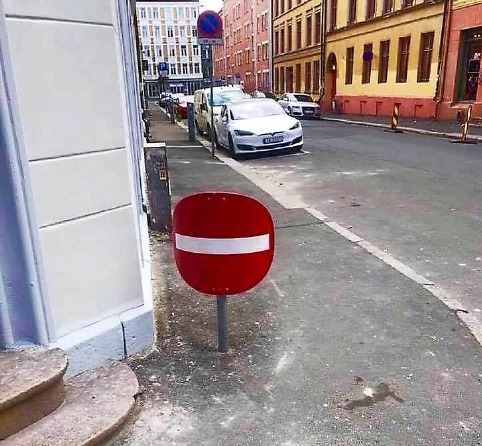 Dette innkjøring forbudt-skiltet på Grunerløkka vekker oppsikt. Foto: Michal Kowalski