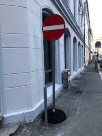 Nå er skiltet til høyre fjernet og innkjøring forbudt-skiltet er plassert på stangen til venstre. Foto: Michal Kowalski Nå er skiltet til høyre fjernet og innkjøring forbudt-skiltet er plassert på stangen til venstre. Foto: Michal Kowalski