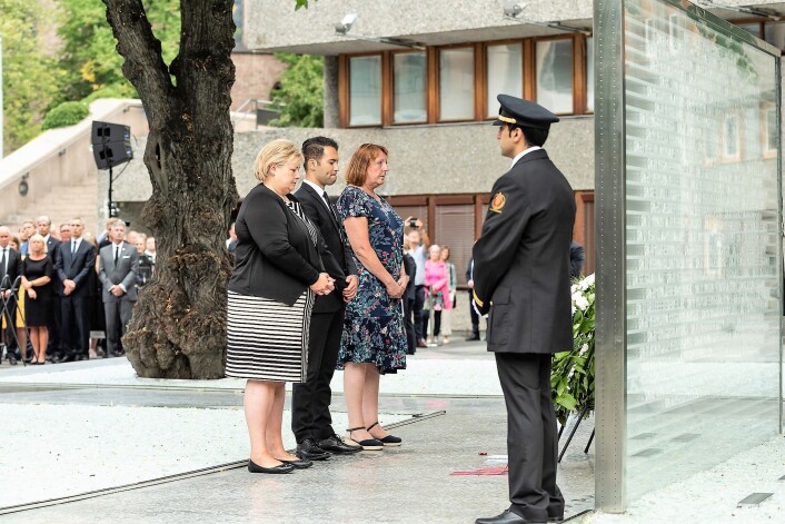 Fra venstre: statsminister Erna Solberg, AUF-leder Mani Hussaini og støttegruppens leder, Lisbeth Røyneland, legger ned krans ved det midlertidige minnesmerket. Foto: Ann Kristin Lindaas / KMD Fra venstre: statsminister Erna Solberg, AUF-leder Mani Hussaini og støttegruppens leder, Lisbeth Røyneland, legger ned krans ved det midlertidige minnesmerket. Foto: Ann Kristin Lindaas / KMD