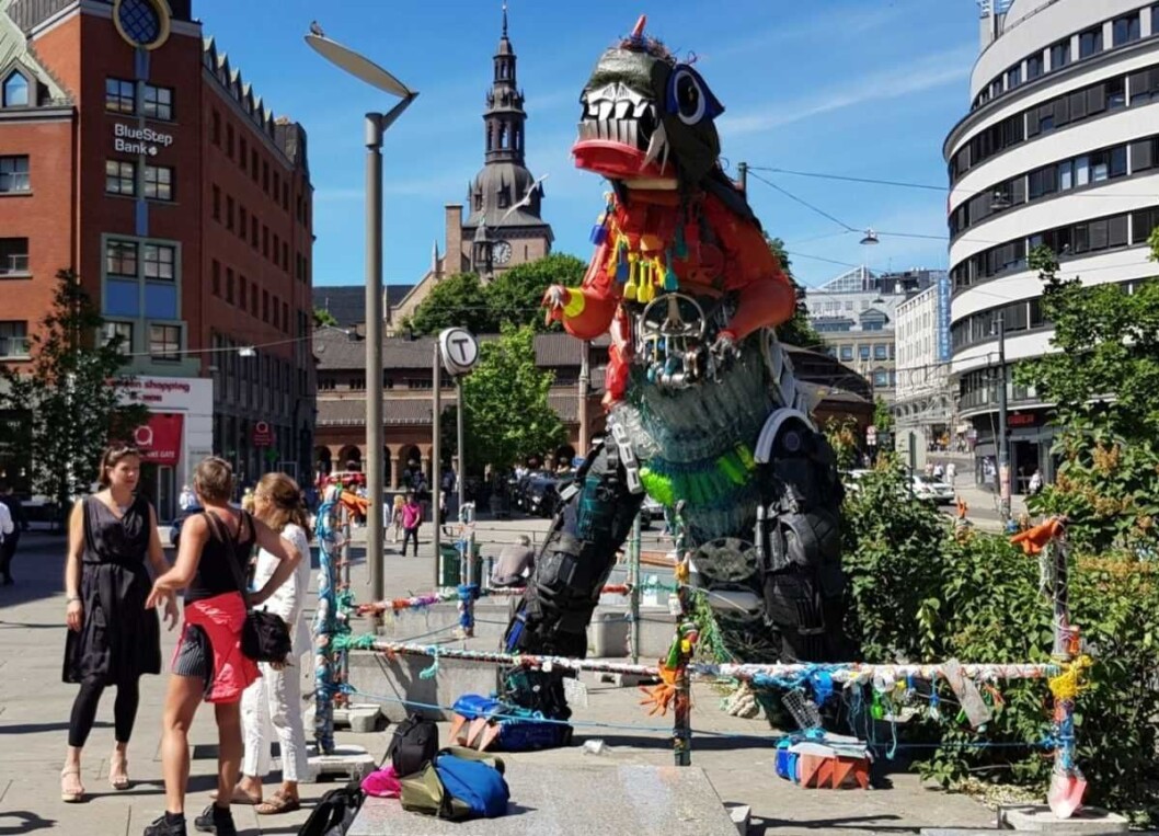 Plastozilla er plassert midt i Oslo og markerer vreden over all plastforurensningen vi sørger for i naturen. Foto: Marie Peyre/Kulturetaten Plastozilla er plassert midt i Oslo og markerer vreden over all plastforurensningen vi sørger for i naturen. Foto: Marie Peyre/Kulturetaten