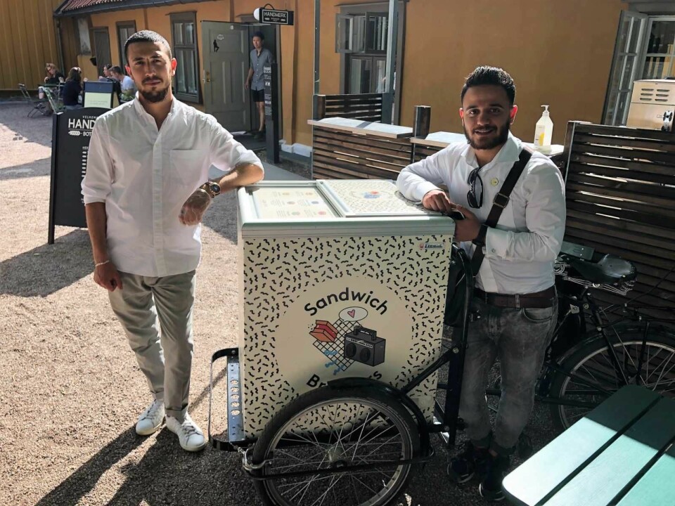 Ali Khalifa (25) og Rasheed Dodakh (23) står med isvognen til Sandwich Brothers utenfor Handwerk-kafeen i Botanisk hage. Foto: Stian Maurveg