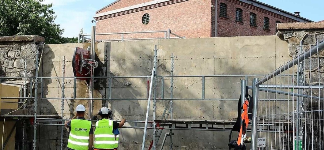 Et stort hull i muren til Botsfengselet slipper anleggstrafikken inn. Foto: Statsbygg Et stort hull i muren til Botsfengselet slipper anleggstrafikken inn. Foto: Statsbygg
