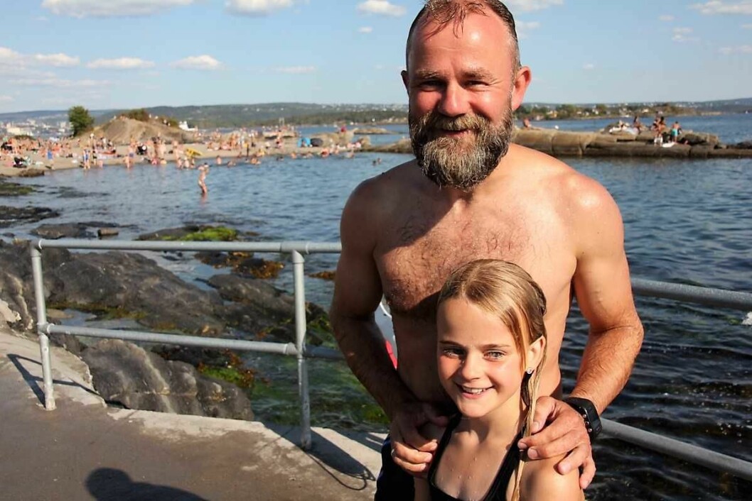 Astrid og Pappa Bø Falch er glade for Huk – tross dårlige badeanlegg. Foto: Hans Magnus Borge