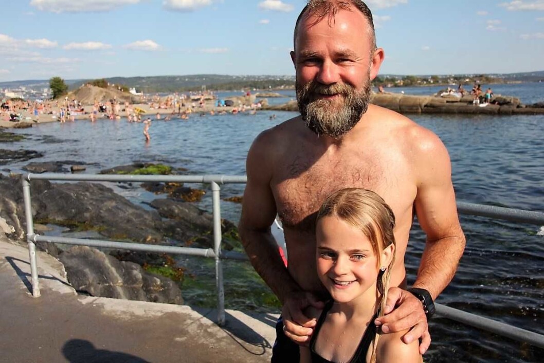 Astrid og Pappa Bø Falch er glade for Huk – tross dårlige badeanlegg. Foto: Hans Magnus Borge Astrid og Pappa Bø Falch er glade for Huk – tross dårlige badeanlegg. Foto: Hans Magnus Borge