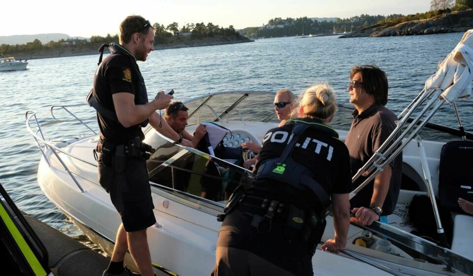 Føreren av denen båten har akkurat blåst til 0,72 i alkotesteren. Han får streng beskjed av politibetjent Mats Gjerustad om å frastå fra mer alkohol på sjøen i kveld. Foto: Christian Boger