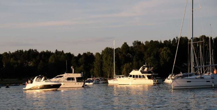 Selv på en fredagskveld midt i ferien er det godt med fritidsbåter i populære Middagsbukta. Foto: Christian Boger Selv på en fredagskveld midt i ferien er det godt med fritidsbåter i populære Middagsbukta. Foto: Christian Boger