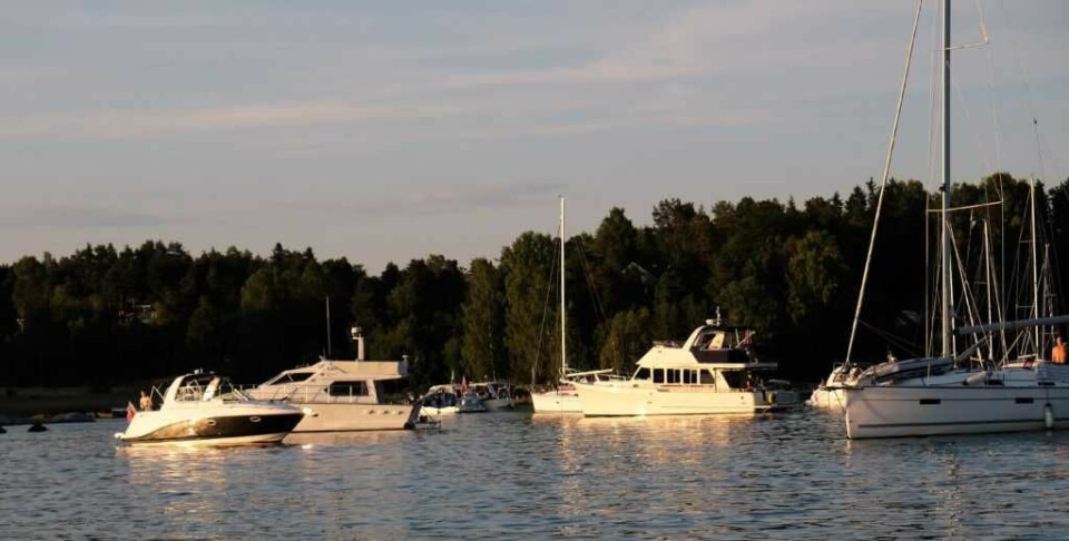 Selv på en fredagskveld midt i ferien er det godt med fritidsbåter i populære Middagsbukta. Foto: Christian Boger