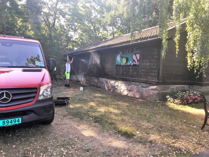 Allerede dagen etter hærverket var bymiljøetaten på plass og fjernet taggingen. Foto: Sara Greer Middelthon Moe Allerede dagen etter hærverket var bymiljøetaten på plass og fjernet taggingen. Foto: Sara Greer Middelthon Moe