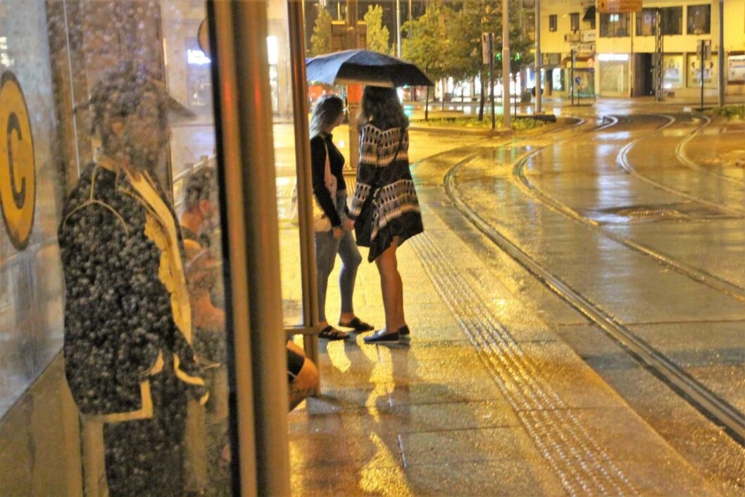 Ved midnatt lørdag søkte folk ly for regnet ved Carl Berners plass. Men det ble under 16 millimeter nedbør natt til søndag. Oslo slapp unna styrtregnet som traff andre deler av Østlandet. Foto: Geir Staib Ved midnatt lørdag søkte folk ly for regnet ved Carl Berners plass. Men det ble under 16 millimeter nedbør natt til søndag. Oslo slapp unna styrtregnet som traff andre deler av Østlandet. Foto: Geir Staib