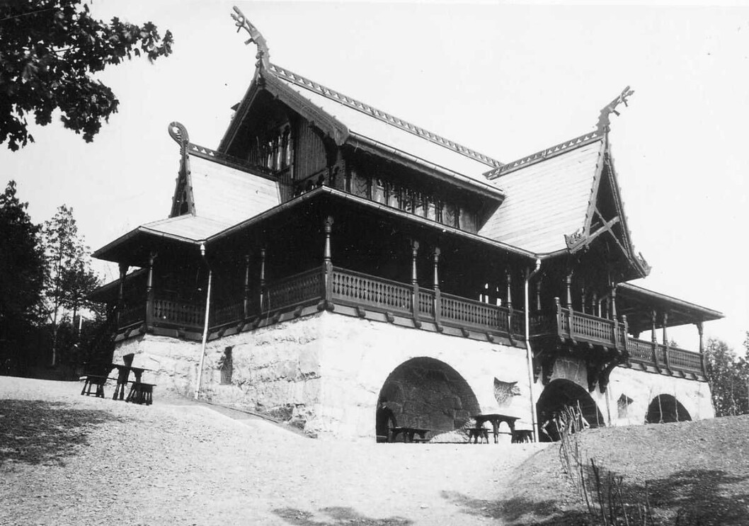 Med tykke granittmurer som fundament, bygget av tømmer i dragestil, fremsto restauranten Hasselbakken som et av Oslos flotteste og mest spesielle bygg før det brant i 1936. Foto: Digitalt museum Med tykke granittmurer som fundament, bygget av tømmer i dragestil, fremsto restauranten Hasselbakken som et av Oslos flotteste og mest spesielle bygg før det brant i 1936. Foto: Digitalt museum