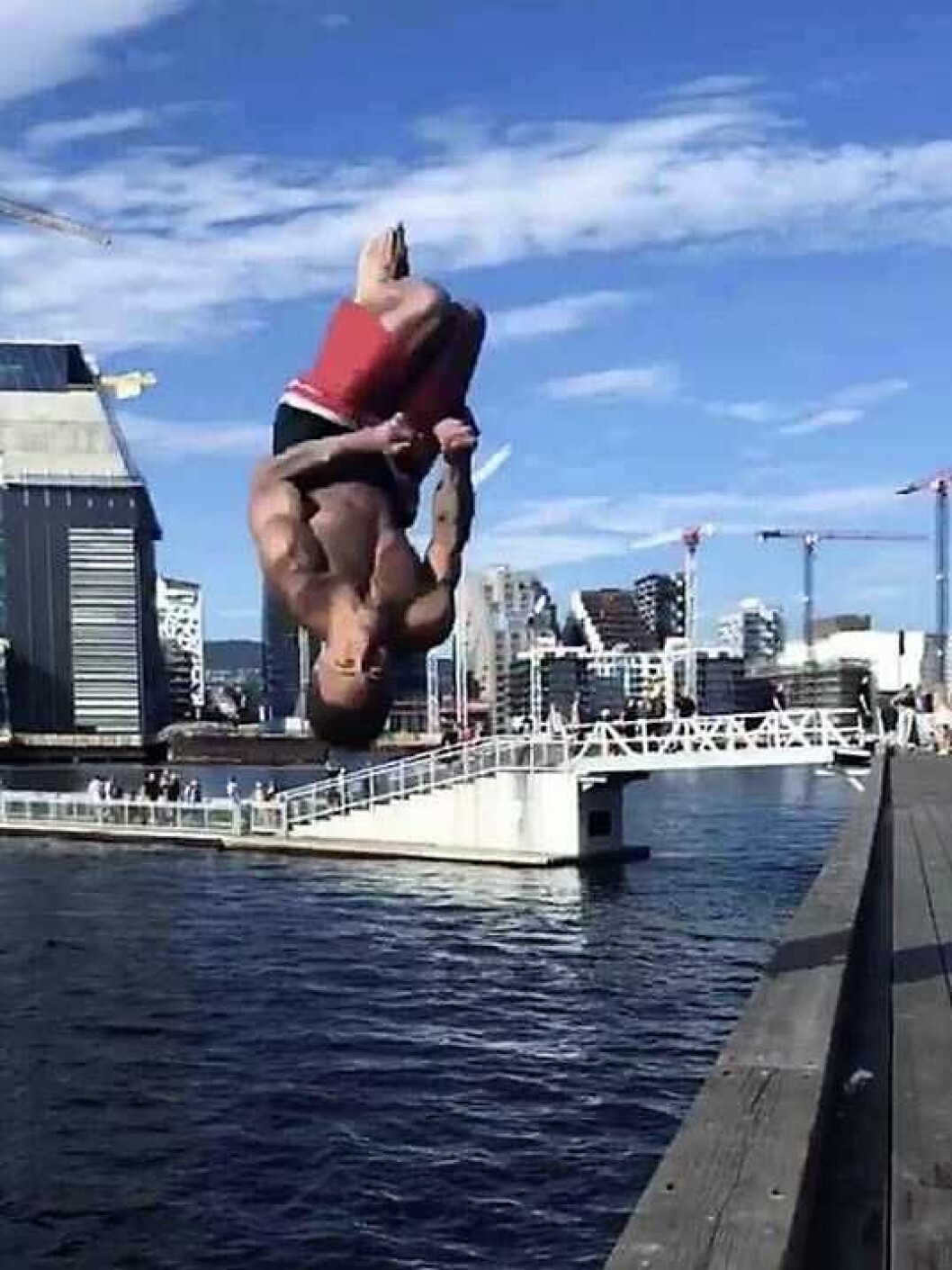 Akrobatiske stup og hopp fra bryggekanten på Sørenga fra 18-åringen som i 2018 har vært Norges beste turner. Foto: Privat Akrobatiske stup og hopp fra bryggekanten på Sørenga fra 18-åringen som i 2018 har vært Norges beste turner. Foto: Privat