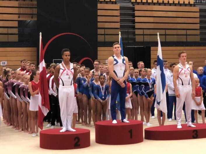 Sofus Heggemsnes (til venstre i bildet) er egentlig best som allrounder der han tok sølv sammenlagt i nordisk mesterskap. Men han hadde full klaff også i to enkeltøvelser med en sølv og en bronse. Foto: Privat Sofus Heggemsnes (til venstre i bildet) er egentlig best som allrounder der han tok sølv sammenlagt i nordisk mesterskap. Men han hadde full klaff også i to enkeltøvelser med en sølv og en bronse. Foto: Privat