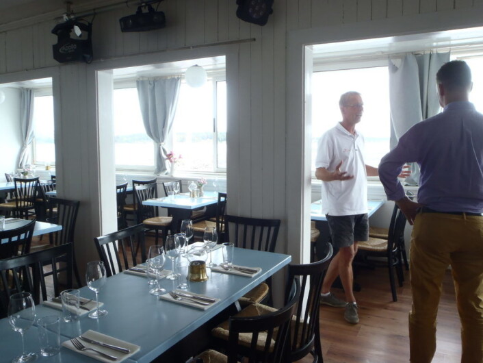 � Vi er en godt drevet klubb med god økonomi. Vi har blant annet inntekter fra Restauranten her på Lille Herbern, forklarer Jan Petter Gamborg for bydelsutvalgsleder Jens Jørgen Lie. Foto: Anders Høilund � Vi er en godt drevet klubb med god økonomi. Vi har blant annet inntekter fra Restauranten her på Lille Herbern, forklarer Jan Petter Gamborg for bydelsutvalgsleder Jens Jørgen Lie. Foto: Anders Høilund