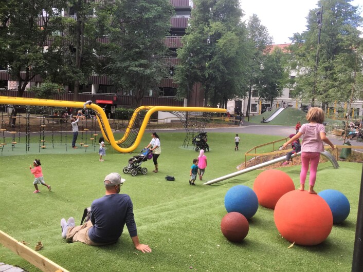 Sørli lekepark heter den nye lekeplassen på Tøyensenteret. På kort tid rukket å bli populær. Foto: Vegard Velle Sørli lekepark heter den nye lekeplassen på Tøyensenteret. På kort tid rukket å bli populær. Foto: Vegard Velle